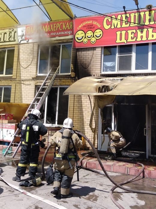 В Астрахани горит магазин 