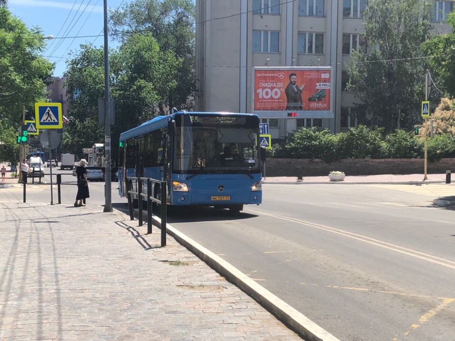 В дежурных автобусах, запущенных вместо маршруток в Астрахани, шанс заразиться COVID-19 не меньше