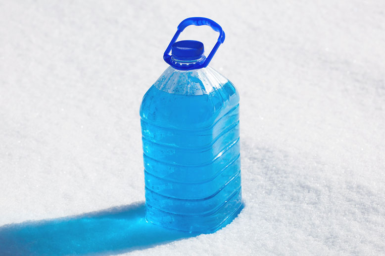 Трое астраханцев отравились стеклоомывателем