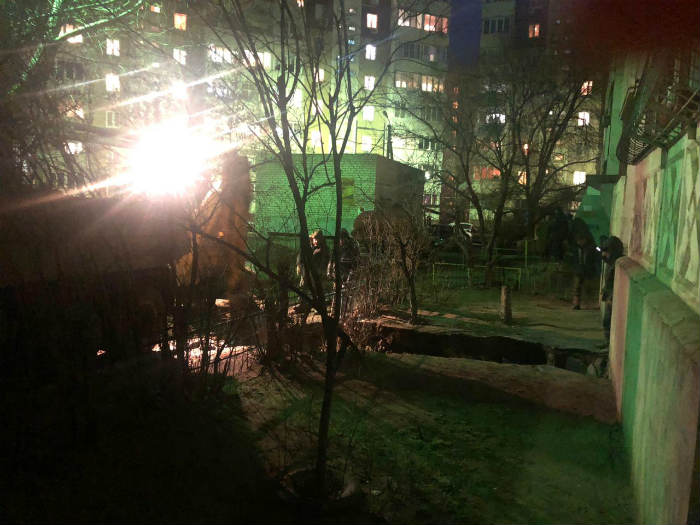 В Астрахани в микрорайоне Бабаевского земля уходит из-под ног