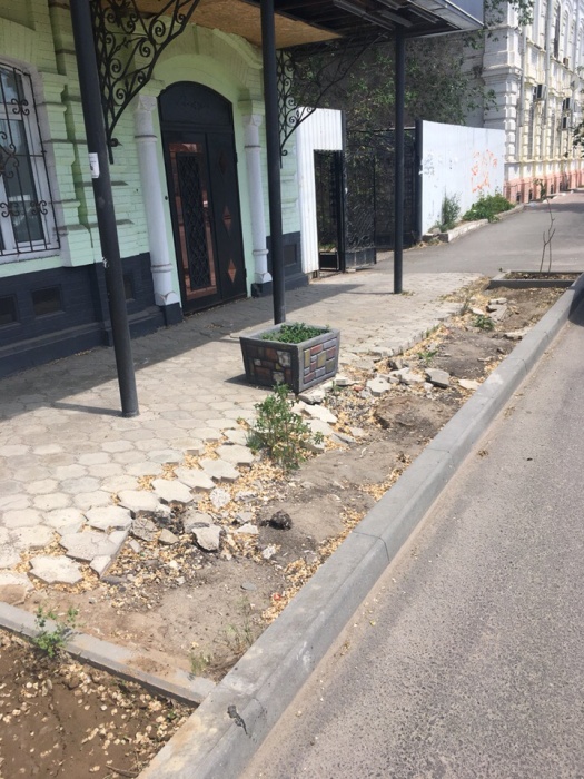 Астраханки упали и покалечились на плитке в центре города