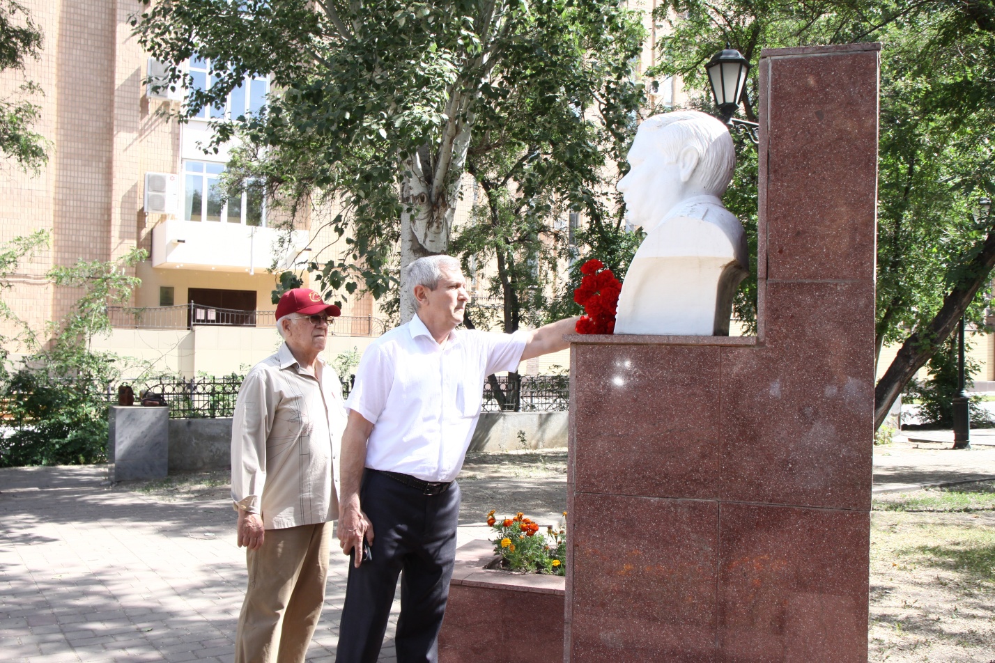 В Астрахани почтили память Героя России адмирала Угрюмова