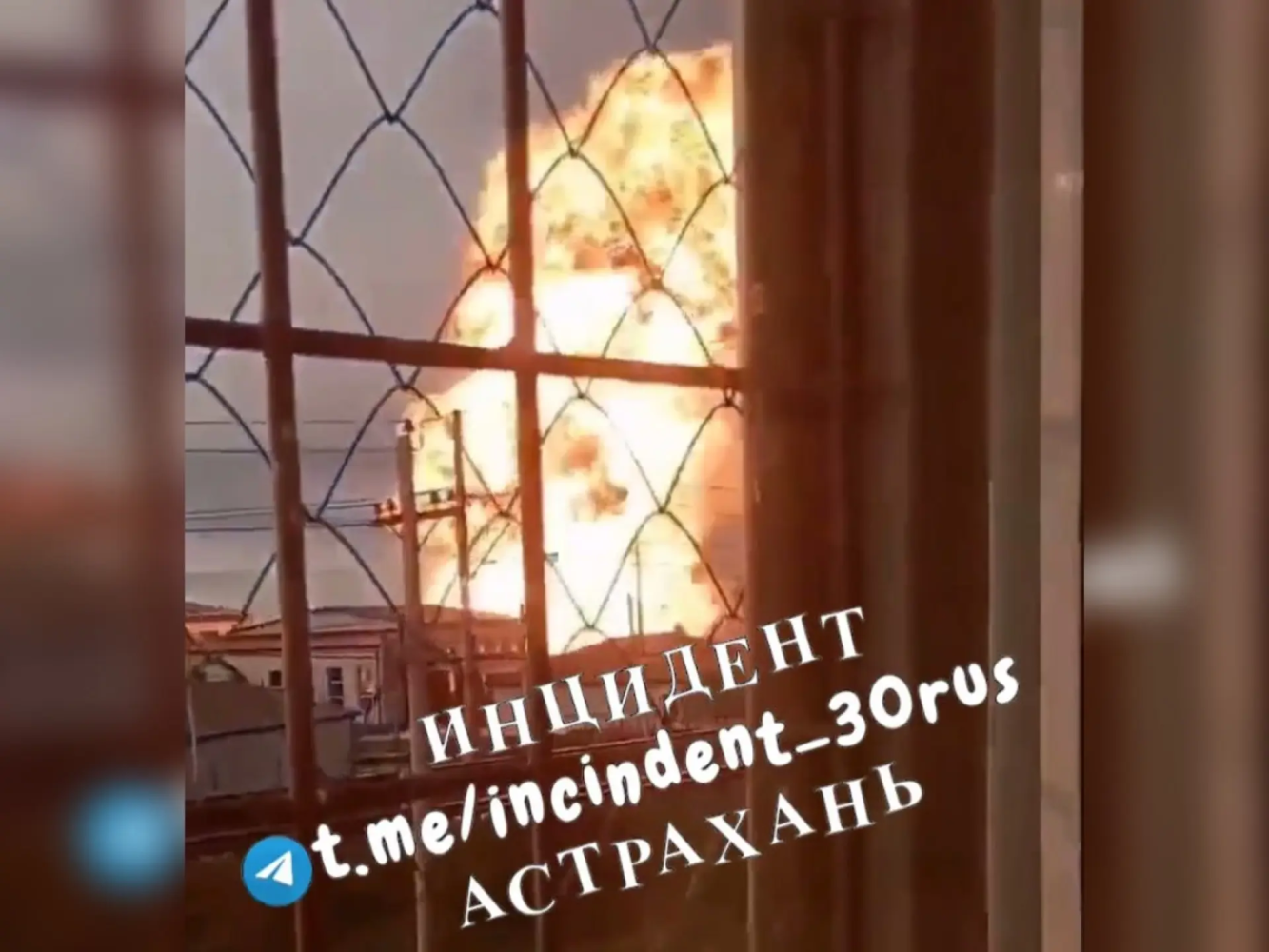 Возле нового аквапарка в Астрахани вспыхнул крупный пожар 