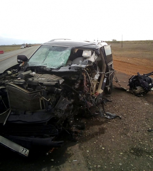 Москвич вдребезги разбил инфинити об экскаватор на астраханской трассе