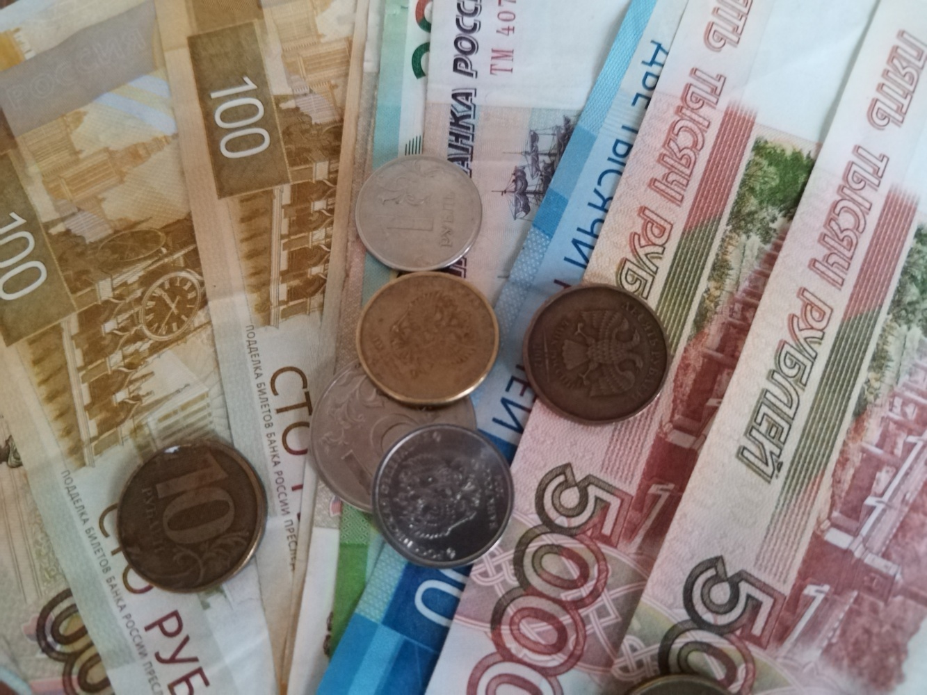 Юная астраханка, втеревшись в доверие, месяцами обкрадывала пенсионерку 