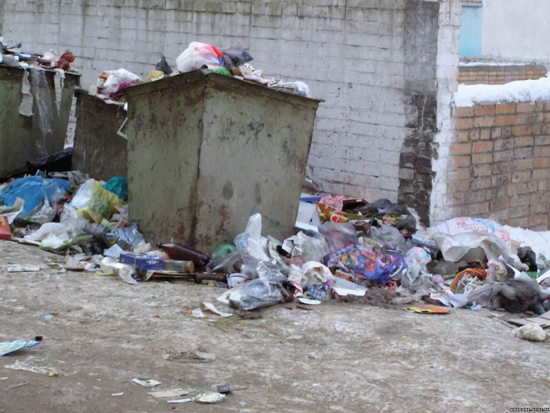 Астраханцы жалуются на запах с мусорки на улице Савушкина