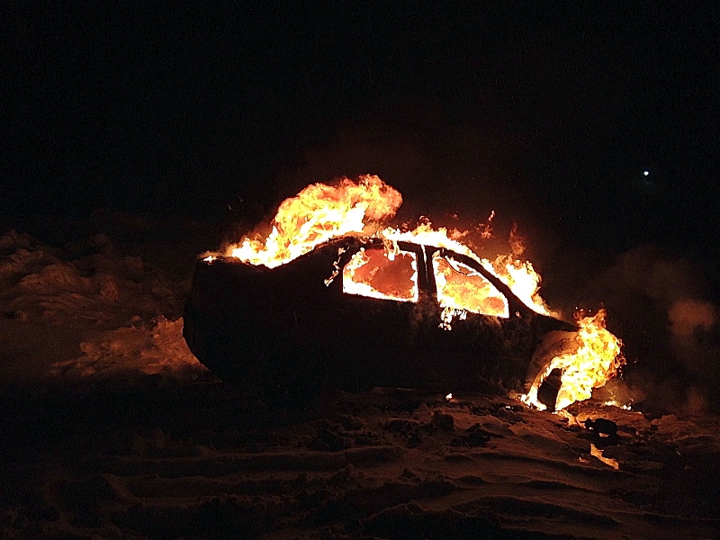 В Володарском районе ночью сгорели машина и гараж