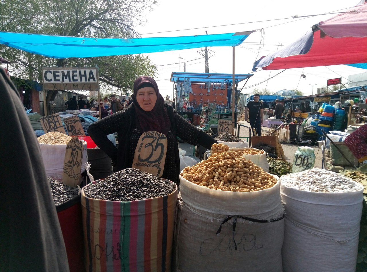 В Астрахани обнаружен рынок посреди проезжей части