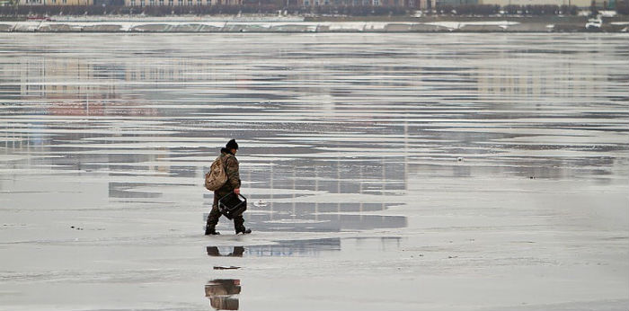 Под Астраханью рыбак провалился под лед