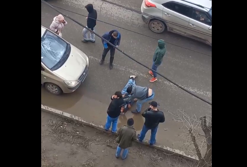 В Астрахани женщина-водитель сбила мужчину, который перебегал дорогу в неположенном месте 