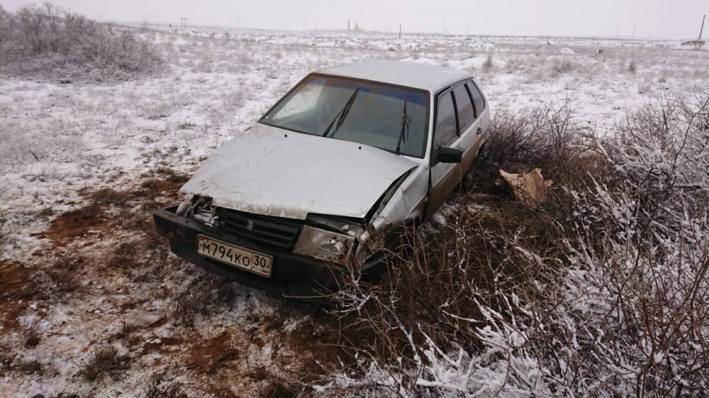 Серьезная авария на трассе в Астраханской области: машина перевернулась