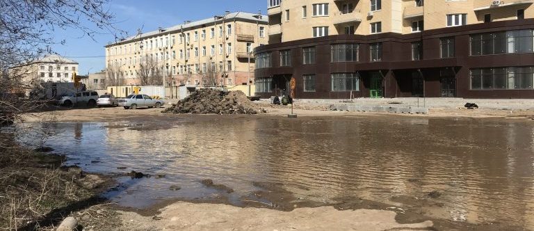 В центре Астрахани разлилось озеро