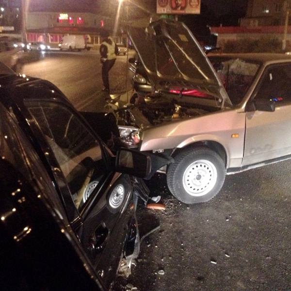 В Астрахани в лобовом столкновении автомобилей пострадали три человека