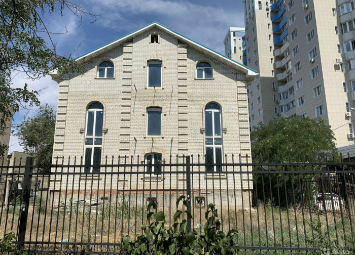 В центре Астрахани продают огромный особняк за баснословную сумму