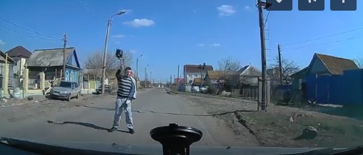 В Астрахани странный мужчина задорно бегает по проезжей части