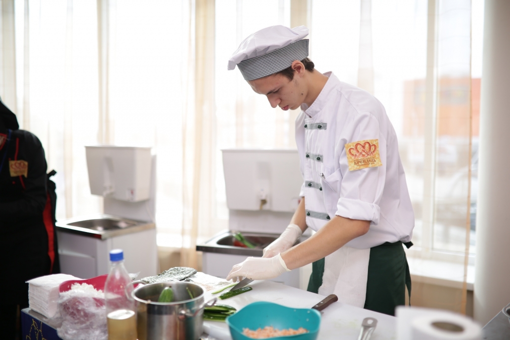 Астраханские кулинары готовят роллы из российского сыра и печеных яблок