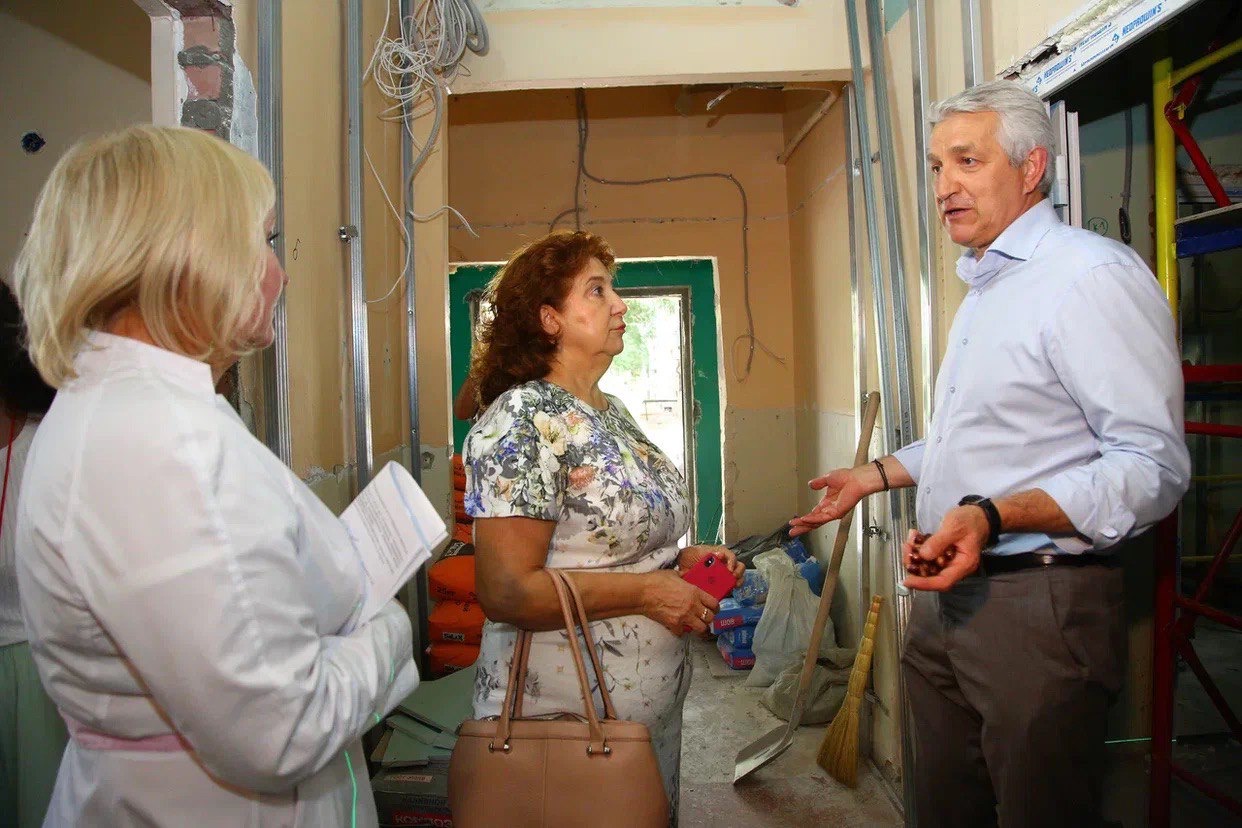 Депутат Госдумы РФ Леонид Огуль проинспектировал ход ремонтных работ в поликлиниках Астрахани