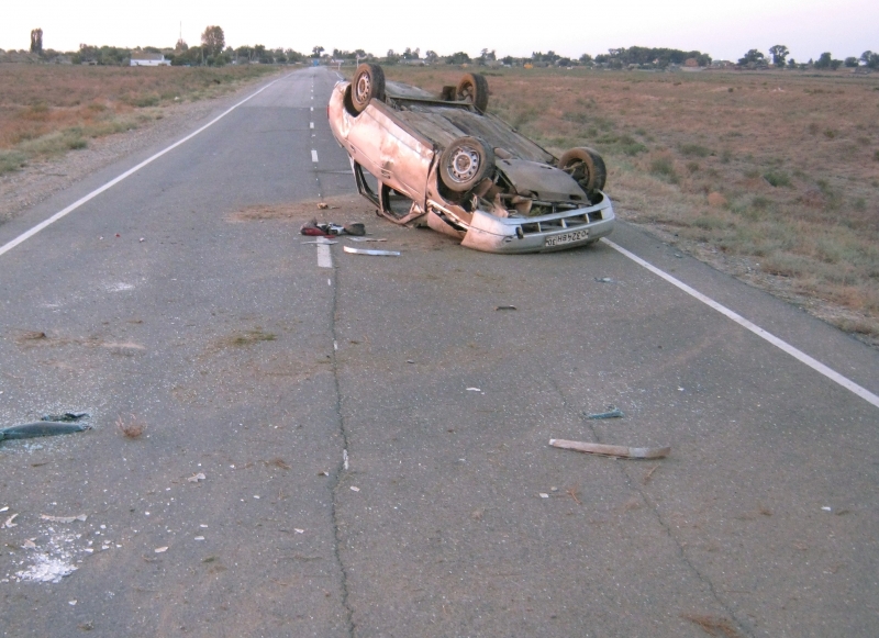Под Астраханью опрокинулся автомобиль: водитель и два пассажира госпитализированы