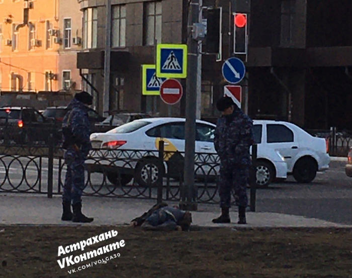 В Астрахани прохожие сняли на видео оживший труп