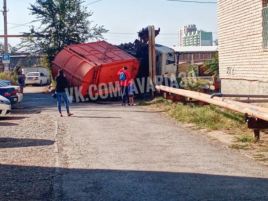 В Астрахани на видео попала операция спасения мусорозова, провалившегося в бездну 