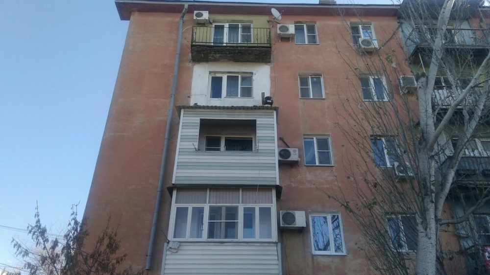 В Астрахани обвалился балкон четвёртого этажа, есть пострадавшие