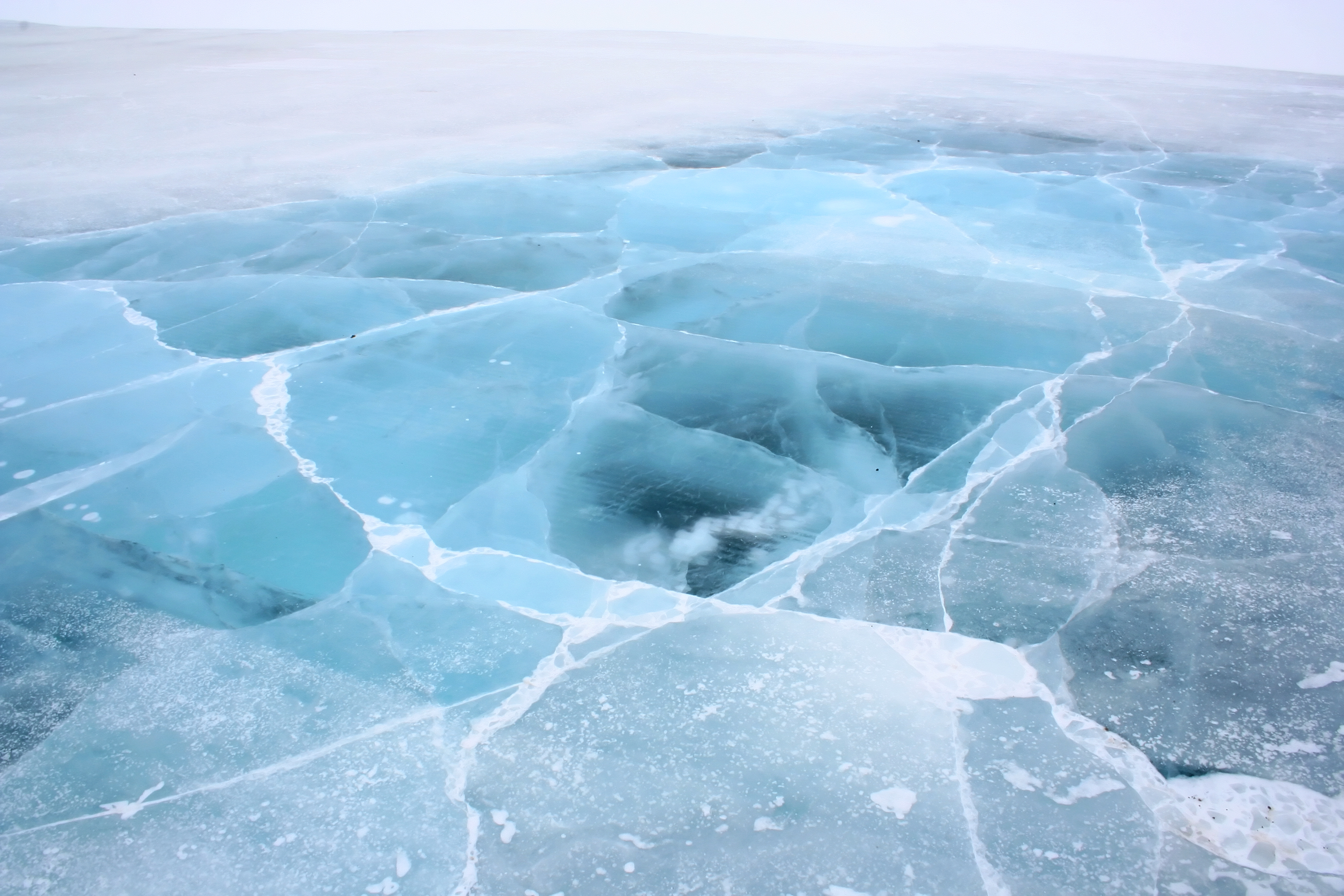 МЧС не рекомендует астраханцам выходить на лед: его толщина опасна 