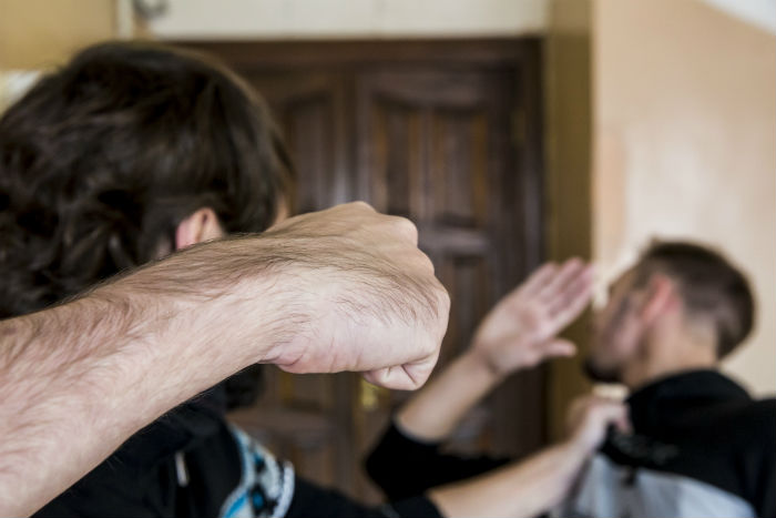 Защищая себя и жену, астраханец избил двоих налетчиков до потери сознания