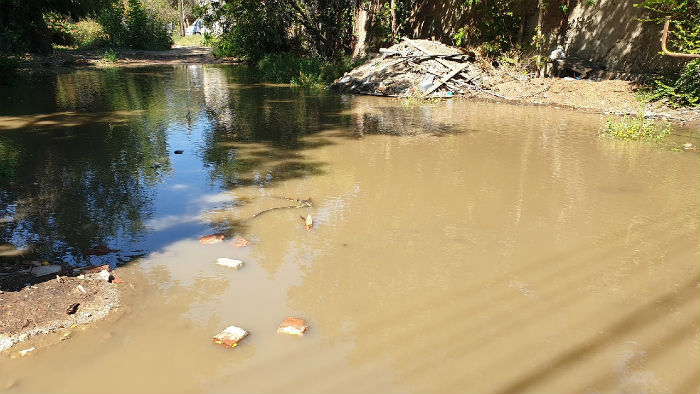 В Астрахани образовалась лужа размером с бассейн: видео