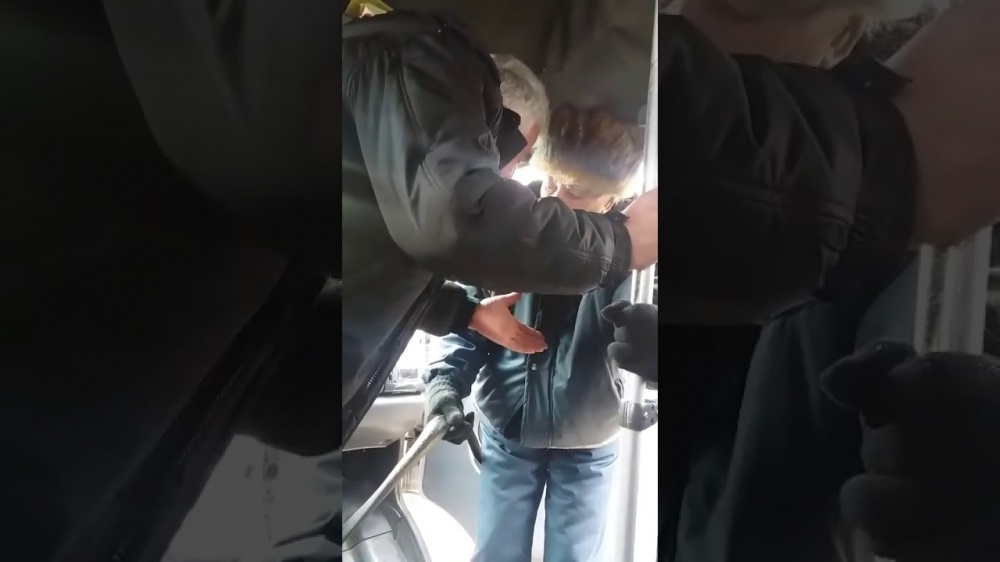 В Астрахани из-за водителя маршрутки пенсионера еле привели в чувства