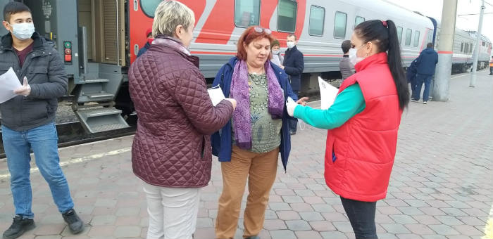 Астраханские железнодорожники напомнили гражданам о необходимости ношения масок на объектах пассажирской инфраструктуры и в поездах