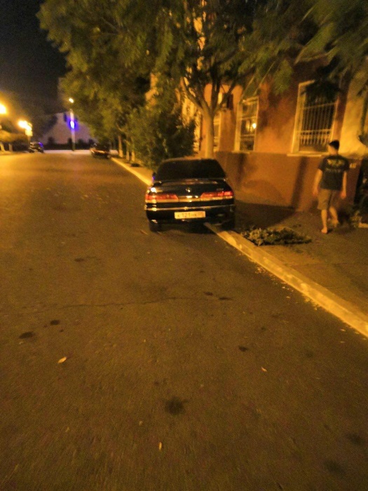 Ночью в Астрахани машина врезалась сначала в иномарку, потом в дерево. Водитель сбежал