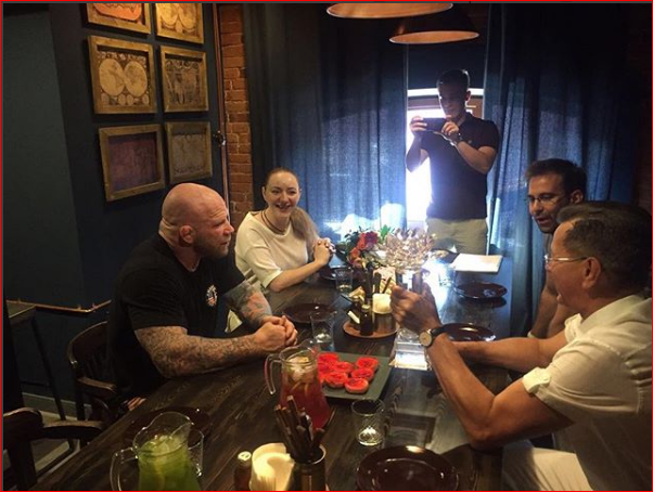 Джефф Монсон посетил астраханский бар и снова получил в подарок рыбу