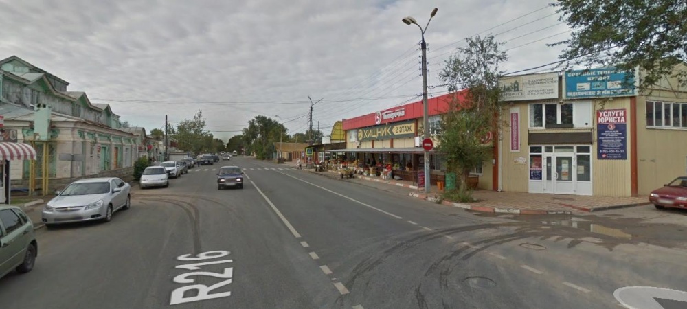 В Астрахани на трусовском рынке горит торговый павильон