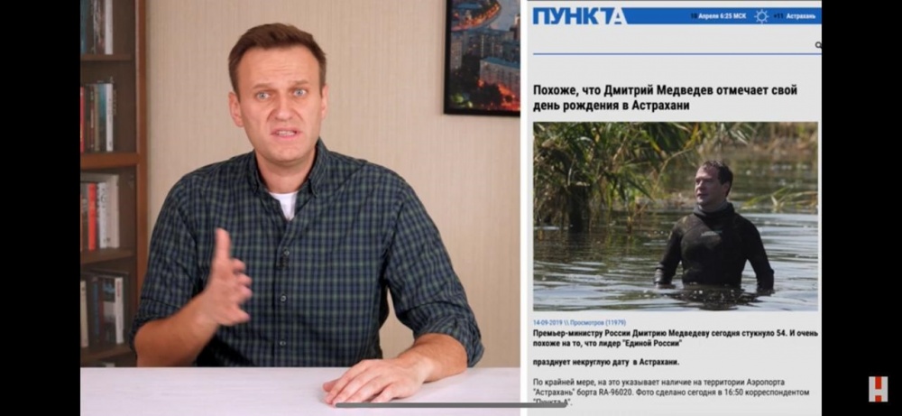 Алексей Навальный внимательно читает и цитирует "ПУНКТ-А"