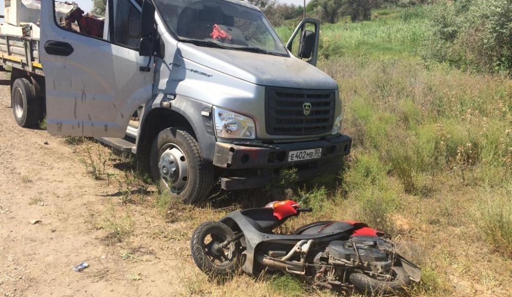 Под Астраханью скутер врезался в грузовик