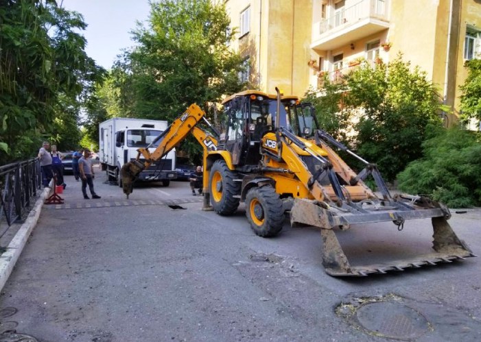 В центре Астрахани ограничили автодвижение из-за аварии на сети канализации