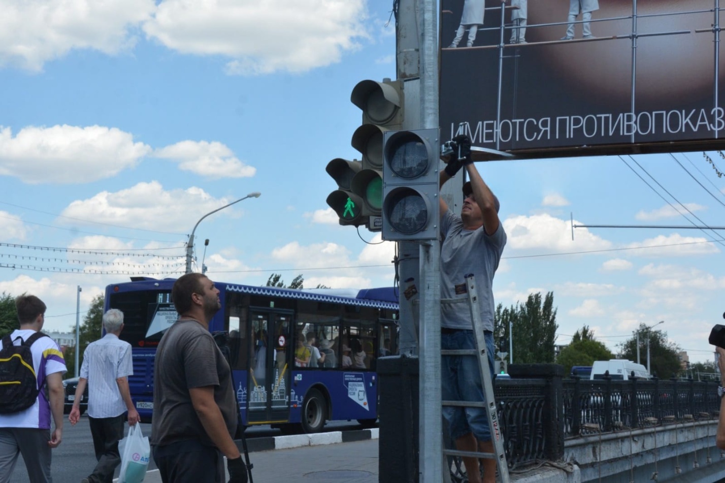 В центре Астрахани устанавливают умные светофоры