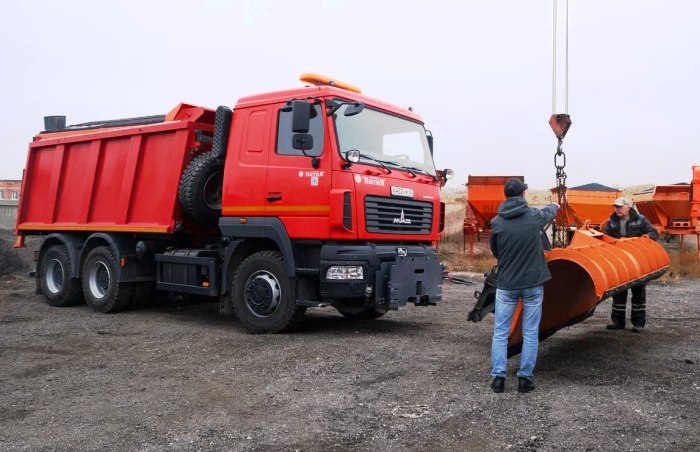 В Астрахани для содержания улиц в зимних условиях подготовили спецтехнику и соль с песком