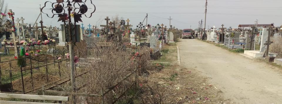 На Рождественском кладбище убрали мусор