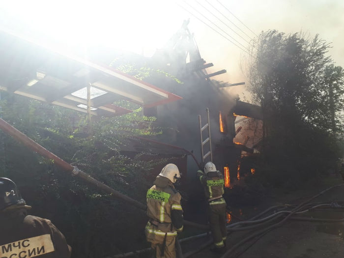 Неизвестный поджег здание, два жилых дома и гараж: подробности ЧП в Астрахани