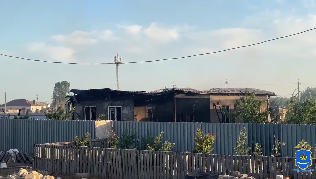 Мощный пожар под Астраханью повредил 27 домов и построек