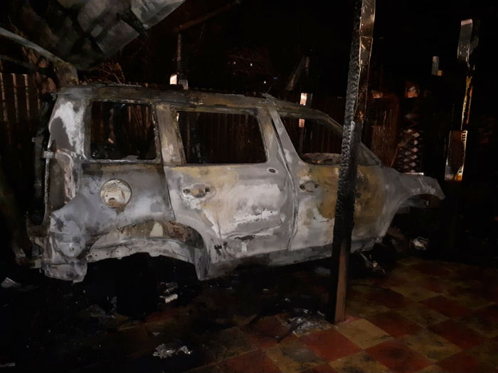 Ночью в Астрахани в частном дворе сгорел автомобиль