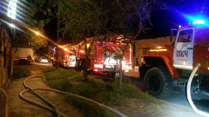 Кадры страшного пожара в Астрахани: сгорели четыре дома