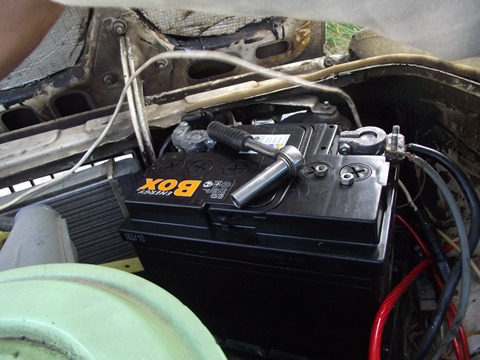  В Астрахани двое парней оставили три автомобиля без аккумуляторов, чтобы сдать их на цветмет