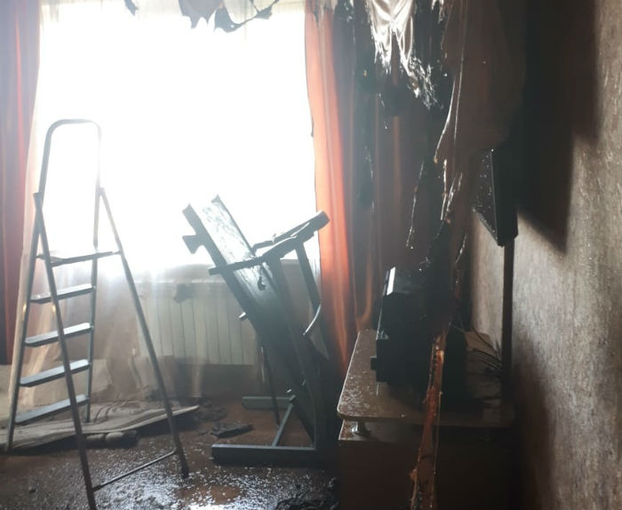 В Астрахани из горящего дома спасли четырех человек