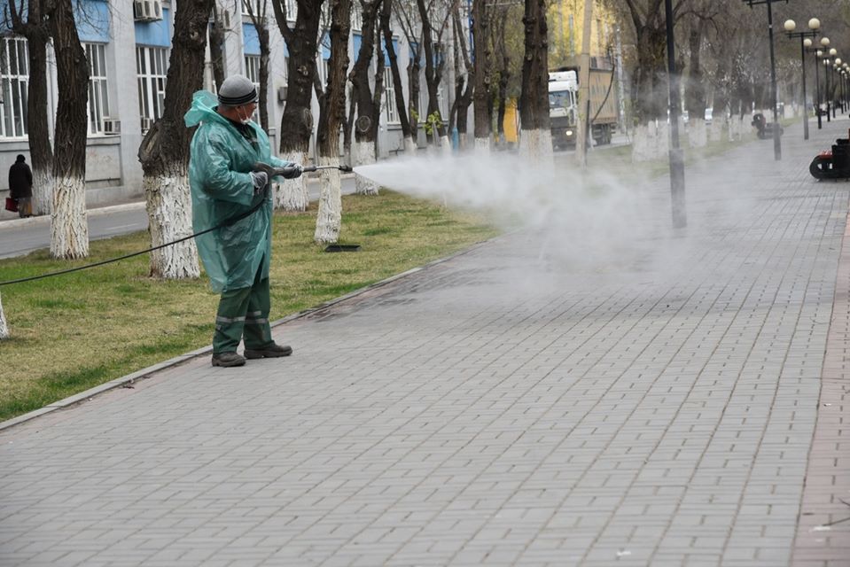 В Астрахани начали мыть улицы