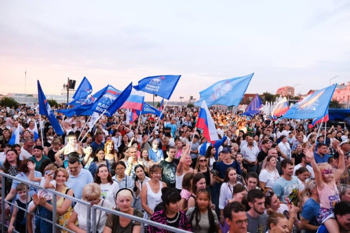 Это же День ВМФ! В Астрахани на праздничный концерт, несмотря на ливень, пришли 8 тысяч человек: фоторепортаж