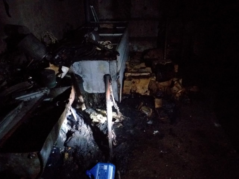 Ночью в Астрахани более 20 спасателей боролись с крупным пожаром