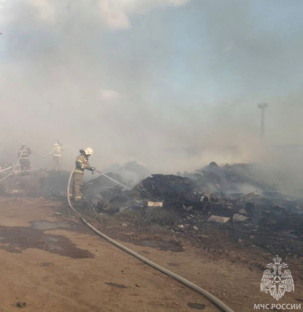 В Астраханской области на площади 800 кв. метров горит мусорный полигон 