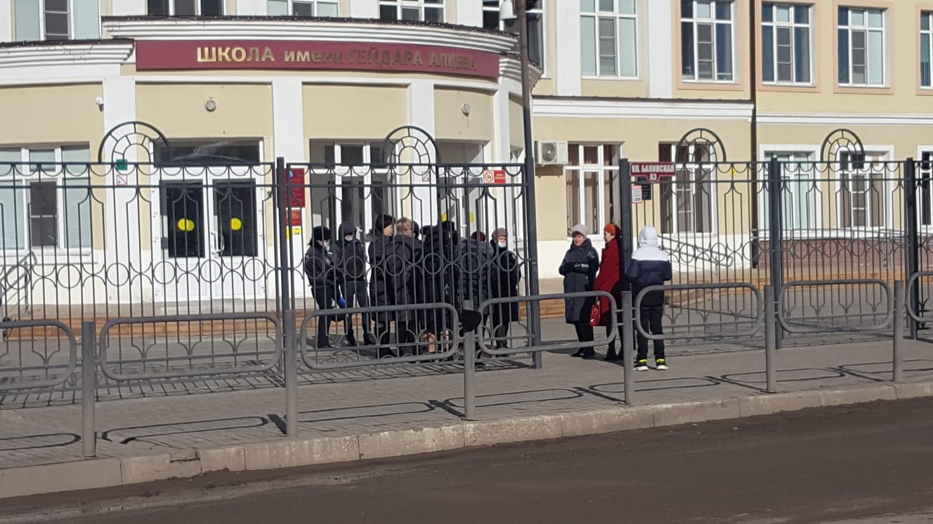 Школу им. Гейдара Алиева в Астрахани эвакуируют